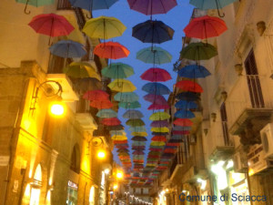 ombrelli fluttuanti in via licata 1